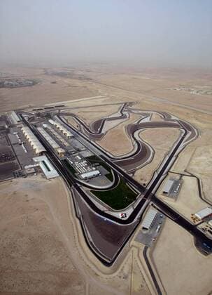Der Bahrain Racing Circuit inmitten der Wüste Motorsport Grand Prix Herren Großer Preis von Bahrain 2004, Formel 1 Weltmeisterschaft, F1, F, GP, WM, Vdig Totale Bahrain Racing Circuit Manama