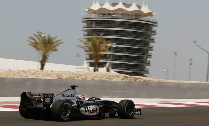 Kimi Räikkönen (Finnland McLaren Mercedes) in seinem Boliden Motorsport Grand Prix Herren Großer Preis von Bahrain 2004, Formel 1 Weltmeisterschaft, F1, F, GP, WM, Freies Training, Vdig Einzelbild Bahrain Racing Circuit Manama