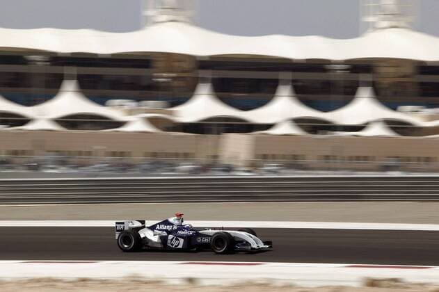 Juan Pablo Montoya (Kolumbien BMW Williams) in seinem Boliden Motorsport Grand Prix Herren Großer Preis von Bahrain 2004, Formel 1 Weltmeisterschaft, F1, F, GP, WM, Freies Training, Vdig Einzelbild Bahrain Racing Circuit Manama Dynamik