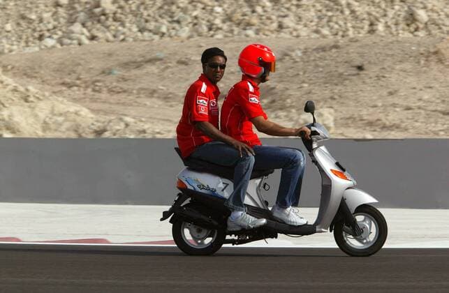 Michael Schumacher (Deutschland) und sein Physiotherapeut Balbir Singh (Indien beide Ferrari) - Streckenbesichtigung auf dem Motorroller Motorsport Grand Prix Herren Großer Preis von Bahrain 2004, Formel 1 Weltmeisterschaft, F1, F, GP, WM, Vdig Gruppe Bahrain Racing Circuit Manama