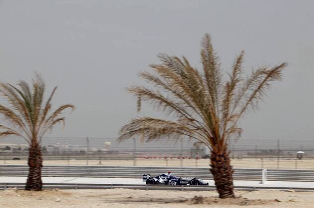 Juan Pablo Montoya (Kolumbien BMW-Williams) in seinem Boliden unter Palmen Motorsport Grand Prix Herren Großer Preis von Bahrain 2004, Formel 1 Weltmeisterschaft, F1, F, GP, WM, Vdig Totale Bahrain Racing Circuit Manama Dynamik,