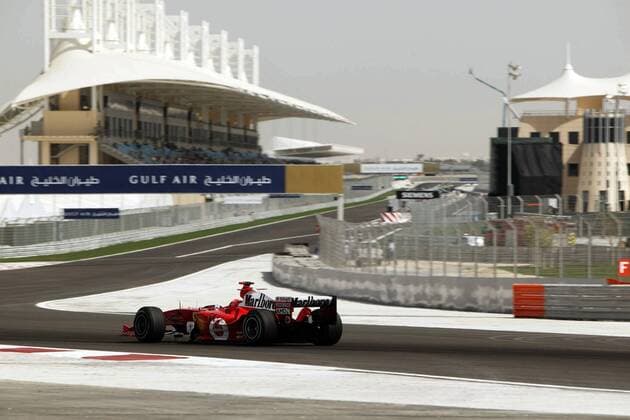 Michael Schumacher (Deutschland Ferrari) fährt mit seinem Boliden Richtung Grand Stand Tribüne Motorsport Grand Prix Damen Großer Preis von Bahrain 2004, Formel 1 Weltmeisterschaft, F1, F, GP, WM, Vdig, Qualifikation Totale Bahrain Racing Circuit Manama