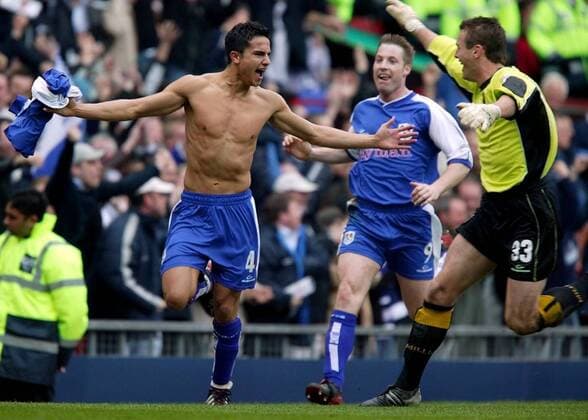 Siegtorschütze Tim Cahill (li.) lässt sich von Torwart Andy Marshall (re.) und Neill Harris (alle Millwall) feiern Fußball Herren FA-Cup 2003 2004, Pokalspiel, Halbfinale, FC Millwall, English First Division, 2. Englische Liga Gruppe Manchester Freude, Begeisterung,