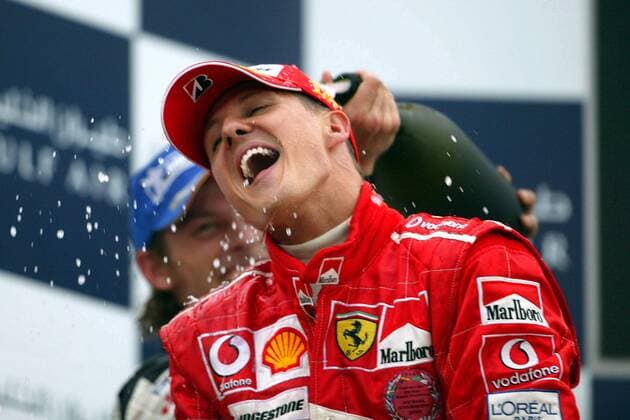 Siegerehrung GP Bahrain 2004: Sieger Michael Schumacher (Deutschland beide Ferrari) lässt sich den Ersatz-Champagner in den Nacken schütten Motorsport Grand Prix Herren Großer Preis von Bahrain 2004, Formel 1 Weltmeisterschaft, F1, F, GP, WM Einzelbild Bahrain Racing Circuit Manama Freude,