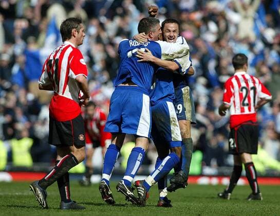 Andy Roberts (li.) und Spielertrainer Dennis Wise (beide Millwall) feiern euphorisch den Finaleinzug Fußball Herren FA Cup 2003 2004, Pokalspiel, English First Division, 2. Englische Liga, Gruppe Aufmacher Manchester Begeisterung, Freude,