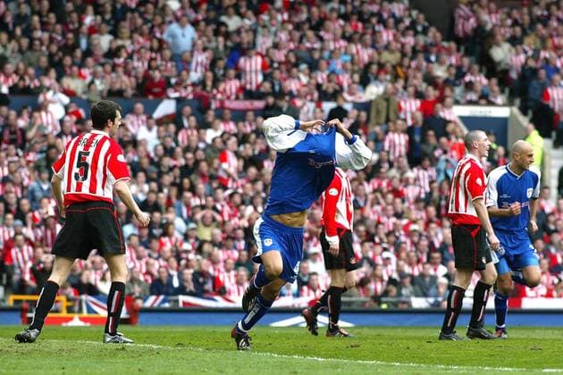 Torschütze Tim Cahill (Millwall) jubelt nach der 1:0-Führung Fußball Herren FA Cup 2003 2004, Pokalspiel, English First Division, 2. Englische Liga, Gruppe Manchester Begeisterung, Freude,