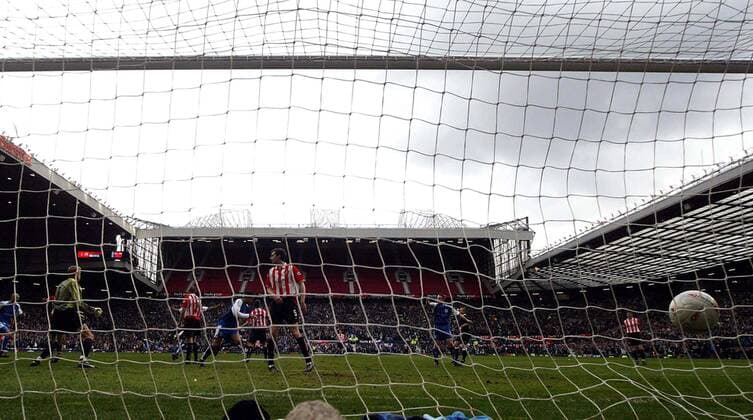 Torschütze Tim Cahill (Millwall) trifft zum entscheidenden 1:0 im Old Trafford in Manchester Fußball Herren FA Cup 2003 2004, Pokalspiel, English First Division, 2. Englische Liga, Totale Manchester