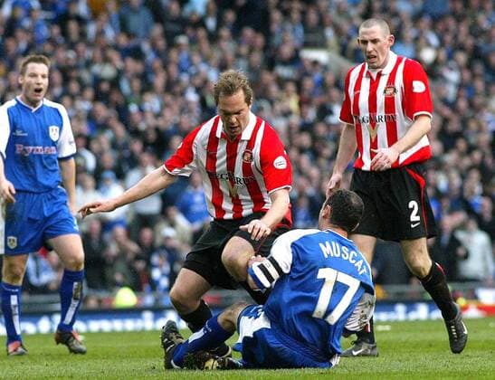 Jason McAteer (Sunderland, li.) steigt hart gegen Kevin Muscat (Millwall) ein Fußball Herren FA Cup 2003 2004, Pokalspiel, English First Division, 2. Englische Liga, Gruppe Manchester Dynamik, Kampf,