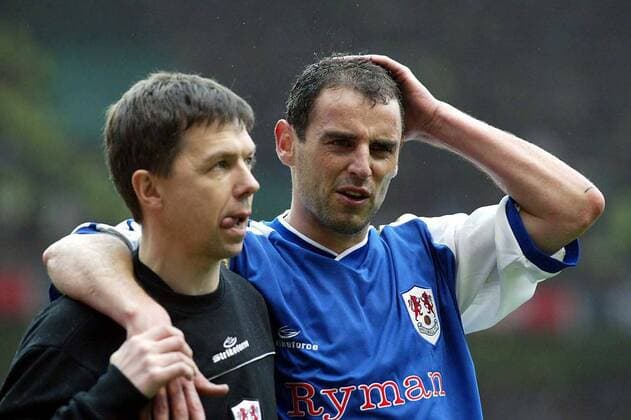 Kevin Muscat (Millwall, re.) wird mit einer Verletzung vom Platz begleitet Fußball Herren FA Cup 2003 2004, Pokalspiel, English First Division, 2. Englische Liga, Gruppe Manchester