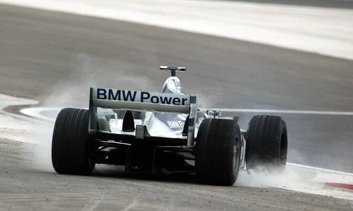 Ralf Schumacher (Deutschland BMW-Williams) kann nach leichter Kollision weiterfahren Motorsport Grand Prix Herren Großer Preis von Bahrain 2004, Formel 1 Weltmeisterschaft, F1, F, GP, WM, Vdig Einzelbild Bahrain Racing Circuit Manama