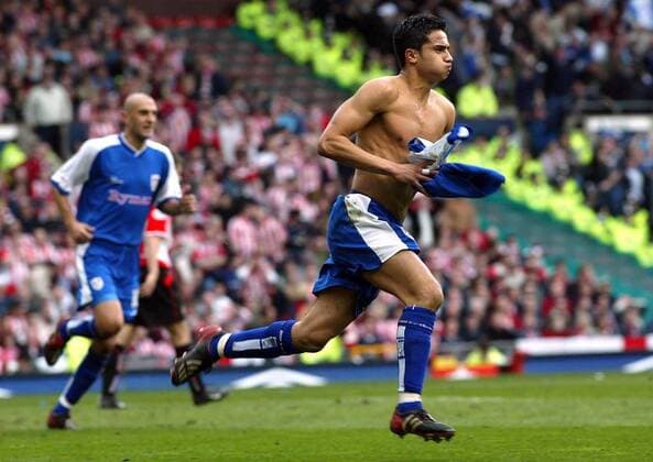 Torschütze Tim Cahill (Millwall) zelebriert die 1:0-Führung Fußball Herren FA Cup 2003 2004, Pokalspiel, English First Division, 2. Englische Liga, Einzelbild Manchester Begeisterung, Freude,