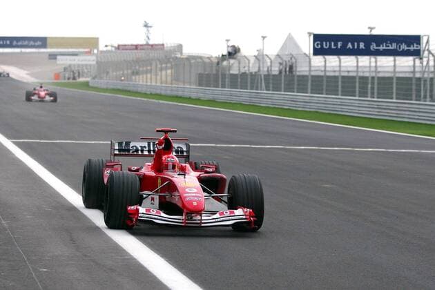 Michael Schumacher (Deutschland Ferrari) feiert bei der Zieldurchfahrt in Bahrain seinen 3. Grand-Prix-Sieg in Folge Motorsport Grand Prix Herren Großer Preis von Bahrain 2004, Formel 1 Weltmeisterschaft, F1, F, GP, WM, Vdig, Einzelbild Bahrain Racing Circuit Manama Freude,