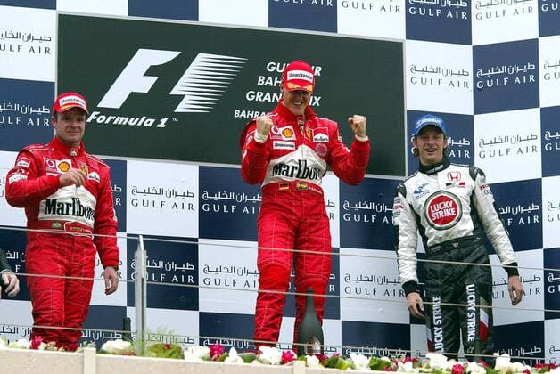 Siegerehrung GP Bahrain 2004 v.li.: Rubens Barrichello (Brasilien), Michael Schumacher (Deutschland beide Ferrari) und Jenson Button (England BAR-Honda) Motorsport Grand Prix Herren Großer Preis von Bahrain 2004, Formel 1 Weltmeisterschaft, F1, F, GP, WM, Vdig, Gruppe Bahrain Racing Circuit Manama Begeisterung, Freude,