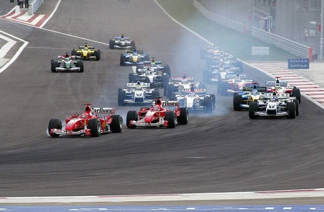 Start GP Bahrain 2004: Michael Schumacher (Deutschland) biegt vor Rubens Barrichello (Brasilien beide Ferrari) in die erste Kurve ein Motorsport Grand Prix Herren Großer Preis von Bahrain 2004, Formel 1 Weltmeisterschaft, F1, F, GP, WM, Vdig, Totale Bahrain Racing Circuit Manama