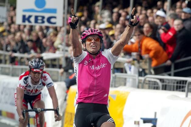 Steffen Wesemann (Deutschland T Mobile) gewinnt die Flandernrundfahrt 2004 Radsport Herren 88. Flandernrundfahrt 2004, Straßenradsport, Straße, Rad, Vdig Einzelbild Brügge - Meerbeke Freude, Begeisterung,