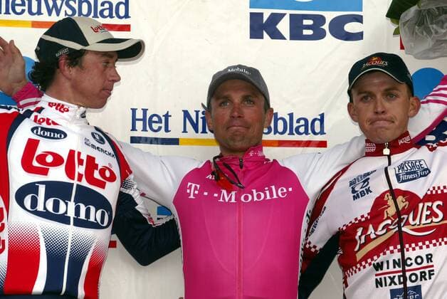 Sieger Steffen Wesemann (Deutschland T Mobile, Mitte) mit Leif Hoste (Belgien Lotto Domo, li.) und Dave Bruylandts (Belgien Chocolade Jacques-Wincor Nixdorf) auf der Siegerehrung der Flandernrundfahrt 2004 Radsport Herren 88. Flandernrundfahrt 2004, Straßenradsport, Straße, Rad, Vdig Gruppe Brügge - Meerbeke Freude,