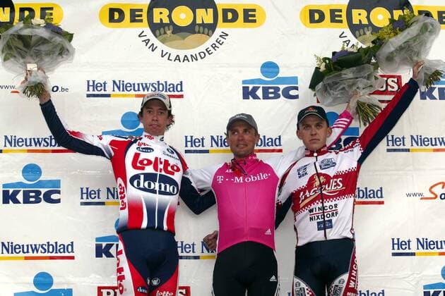Sieger Steffen Wesemann (Deutschland T Mobile, Mitte) mit Leif Hoste (Belgien Lotto Domo, li.) und Dave Bruylandts (Belgien Chocolade Jacques-Wincor Nixdorf) auf der Siegerehrung der Flandernrundfahrt 2004 Radsport Herren 88. Flandernrundfahrt 2004, Straßenradsport, Straße, Rad, Vdig Gruppe Brügge - Meerbeke Freude,