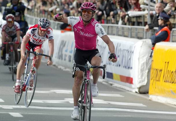 Steffen Wesemann (Deutschland T Mobile) gewinnt den Zielsprint der Flandernrundfahrt vor Leif Hoste (Belgien Lotto-Domo) Radsport Herren 88. Flandernrundfahrt 2004, Straßenradsport, Straße, Rad, Vdig Gruppe Brügge - Meerbeke Freude,