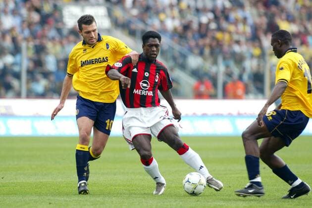Clarence Seedorf (Mitte, Milan) gegen Maurizio Domizzi (li.) und Stephen Ayodele Makinwa (beide Modena) Fußball Herren Serie A 2003 2004, 1. Italienische Liga, FC Modena - AC Mailand 1:1, Vdig Gruppe Modena Dynamik,