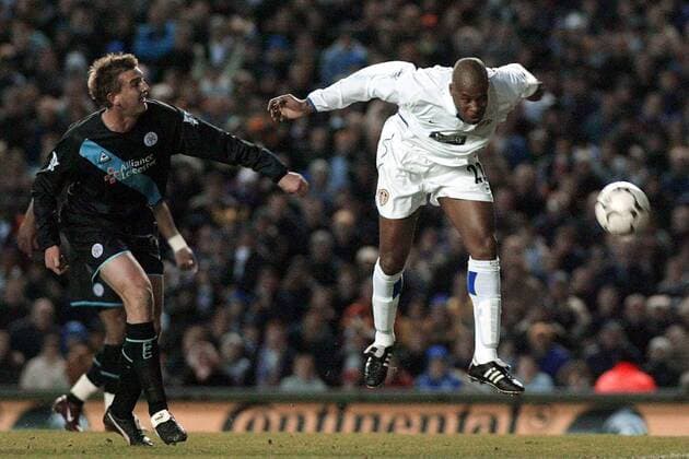 Michael Duberry (re., Leeds) setzt sich beim Kopfball gegen Matt Heath (Leicester) durch Fußball Herren English Premier League 2003 2004, 1. Englische Liga, Leeds United FC - Leicester City 3:2 Gruppe Leeds Dynamik,
