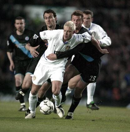 Alan Smith (Mitte, Leeds) gegen Nikos Dabizas (li.) und Matt Heath (beide Leicester) durch Fußball Herren English Premier League 2003 2004, 1. Englische Liga, Leeds United FC - Leicester City 3:2 Gruppe Leeds Dynamik, Kampf,