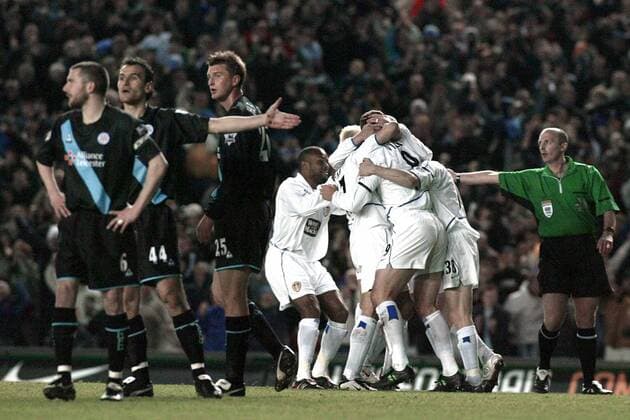 Torjubel Leeds, die Leicester-Spieler stehen enttäuscht daneben, während Schiedsrichter Mike Dean zum Anstoßpunkt zeigt Fußball Herren English Premier League 2003 2004, 1. Englische Liga, Leeds United FC - Leicester City 3:2 Gruppe Leeds Begeisterung, Freude,