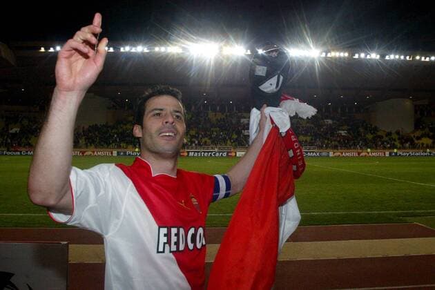 Ludovic Giuly (Monaco) bedankt sich bei den Anhängern Fußball EC 1 Herren Champions League 2003 2004, Viertelfinale, AS Monaco, Einzelbild Monaco Freude,  