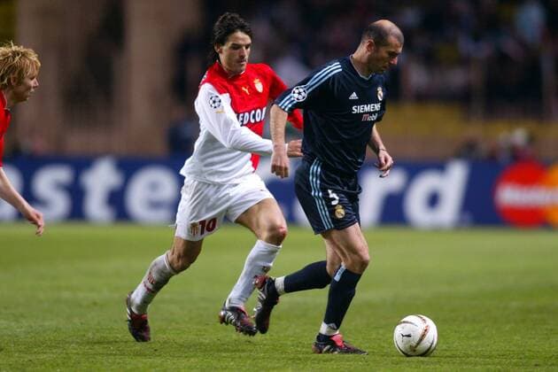 Fernando Morientes (li., Monaco) gegen Zinedine Zidane (Real Madrid) Fußball EC 1 Herren Champions League 2003 2004, Viertelfinale, AS Monaco - Real Madrid 3:1, Gruppe Monaco Dynamik,  