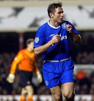 Frank Lampard (Chelsea) zeigt beim Torjubel stolz das Logo auf seinem Trikot Fußball EC 1 Herren Champions League 2003 2004, Viertelfinale, London - Chelsea FC London 1:2, Einzelbild London Freude,