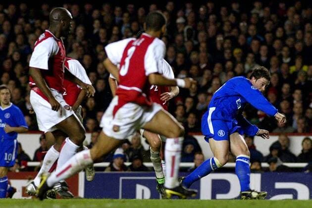 Wayne Bridge (re., Chelsea) zieht ab zum entscheidendem 1:2, vier Arsenal-Spieler kommen zu spät Fußball EC 1 Herren Champions League 2003 2004, Viertelfinale, Arsenal FC London - Chelsea FC London 1:2, Gruppe London Dynamik,