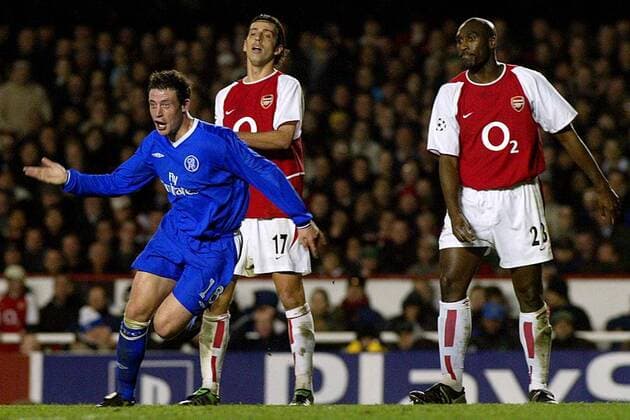 Wayne Bridge (li., Chelsea) dreht ab zum Torjubel, Edu (Mitte) und Sol Campbell (beide Arsenal) sind fassungslos Fußball EC 1 Herren Champions League 2003 2004, Viertelfinale, Arsenal FC London - Chelsea FC London 1:2, Gruppe London