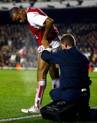 Thierry Henry (Arsenal) wird am Spielfeldrand am Oberschenkel behandelt Fußball EC 1 Herren Champions League 2003 2004, Viertelfinale, Arsenal FC London, Gruppe London