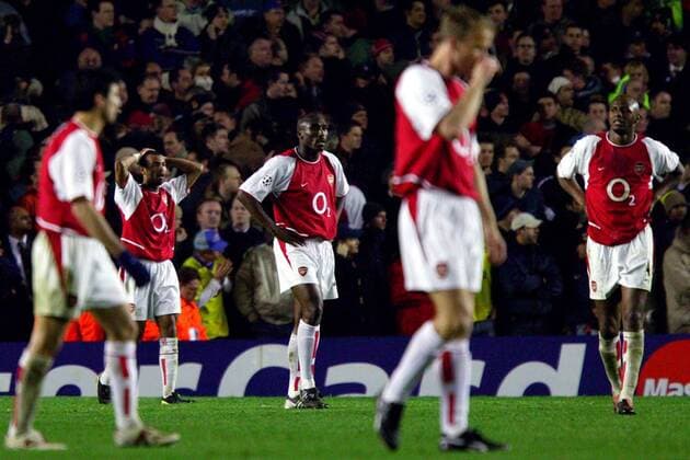 Enttäuschtes Arsenal nach dem Champions-League-Aus, hinten v.li.: Ashley Cole, Sol Campbell und Patrick Vieira Fußball EC 1 Herren Champions League 2003 2004, Viertelfinale, Arsenal FC London, Gruppe London Enttäuschung,