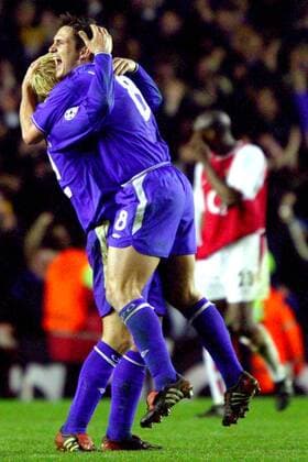 Frank Lampard (re.) und Eidur Gudjohnsen (beide Chelsea) - Torjubel Fußball EC 1 Herren Champions League 2003 2004, Viertelfinale, London - Chelsea FC London 1:2, Gruppe London Freude, Begeisterung,
