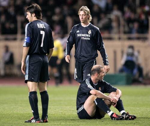 Guti (hi.re.), Zinedine Zidane (re.) und Raul Gonzalez (alle Real Madrid) enttäuscht ob des Ausscheidens Fußball EC 1 Herren Champions League 2003 2004, Monaco - Real Madrid CF 3:1, Viertelfinale, Rückspiel, Vdig Gruppe Monaco Enttäuschung,