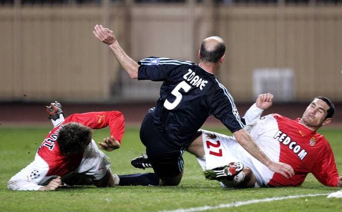 Zinedine Zidane (Mitte, Real Madrid) gegen Julien Rodriguez (re.) und Gael Givet (beide Monaco) Fußball EC 1 Herren Champions League 2003 2004, AS Monaco - Real Madrid CF 3:1, Viertelfinale, Rückspiel, Vdig Gruppe Monaco Dynamik, Kampf,