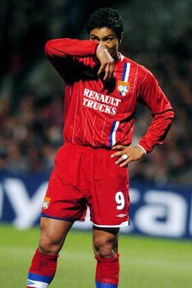Giovane Elber (Lyon) betrachtet die Lage äußerst skeptisch Fußball EC 1 Herren Champions League 2003 2004, Viertelfinale, Olympique Lyonnais, OL Einzelbild Lyon Enttäuschung, Skepsis, Nachdenklichkeit