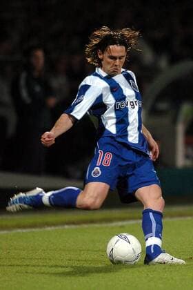 Maniche (FC Porto) zieht ab Fußball EC 1 Herren Champions League 2003 2004, Viertelfinale, Lyon - FC Porto 2.2 Einzelbild Lyon Dynamik,