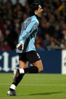 Torwart Vitor Baia (FC Porto) - Torjubel Fußball EC 1 Herren Champions League 2003 2004, Viertelfinale, Lyon - FC Porto 2.2 Einzelbild Lyon Glück, Begeisterung, Freude,