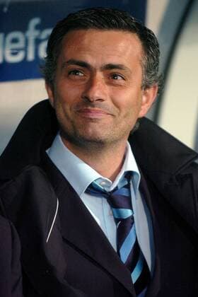 Trainer Jose Mourinho (FC Porto) lächelt süffisant Fußball EC 1 Herren Champions League 2003 2004, Viertelfinale, Lyon - FC Porto 2.2 Porträt Lyon Freude