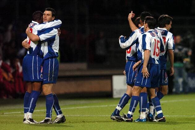 Benni Mc Carthy (li.) und Nuno Valente (beide FC Porto) - Torjubel Fußball EC 1 Herren Champions League 2003 2004, Viertelfinale, Lyon - FC Porto 2.2 Gruppe Lyon Begeisterung, Freude,