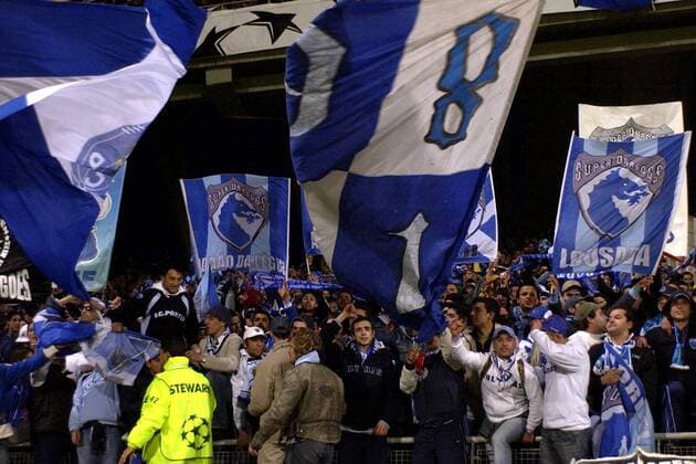 Die Fans des FC Porto feiern ausgelassen den Halbfinaleinzug Fußball EC 1 Herren Champions League 2003 2004, Viertelfinale, Lyon - FC Porto 2.2 Totale Lyon Glück, Freude, Begeisterung,