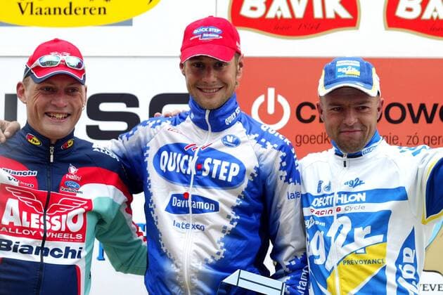 Siegerehrung Gent - Wevelgem 2004, v. li.: Magnus Backstedt (Schweden Alessio Bianchi), Sieger Tom Boonen (Belgien Quick Step-Davitamon) und Jaan Kirsipuu (Estland AG2R Prevoyance) Radsport Herren Gent - Wevelgem 2004, Straßenradsport, Straße, Rad, Vdig Gruppe Wevelgem Freude,