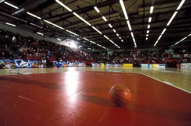 Basketball liegt in der Freiwurfzone der Artland Arena von Quakenbrück Basketball 1. BL Herren BBL 2003 2004 Totale Quakenbrück