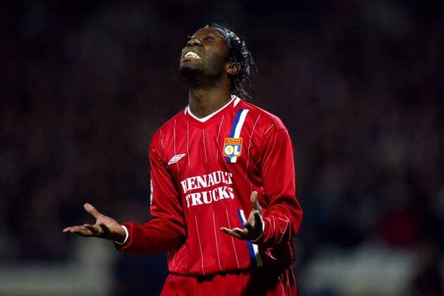 Pegguy Luyindula (Lyon) verzweifelt Fußball EC 1 Herren Champions League 2003 2004, Olympique Lyonnais, OL, Viertelfinale, Vdig Einzelbild Lyon Enttäuschung, Verzweiflung,  