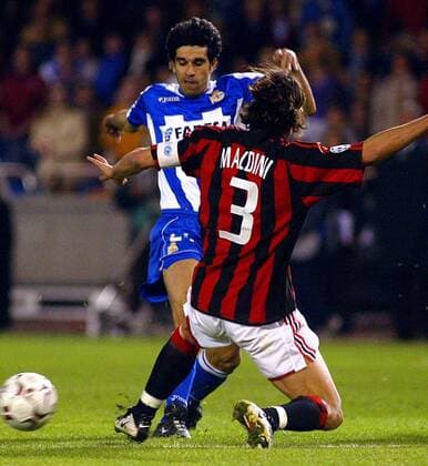 Juan Carlos Valeron (hinten, La Coruna) gegen Paolo Maldini (Milan) Fußball EC 1 Herren Champions League 2003 2004, Viertelfinale, Deportivo La Coruna - AC Mailand 4:0 Gruppe La Coruna Dynamik,  