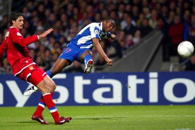 Benedict McCarthy (re., FC Porto) zieht ab, Edmilson (Lyon) kommt zu spät Fußball EC 1 Herren Champions League 2003 2004, Olympique Lyonnais - FC Porto 2:2, OL, Viertelfinale, Vdig Gruppe Lyon Dynamik,  