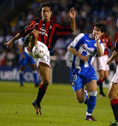Alessandro Nesta (li., Milan) gegen Albert Luque (La Coruna) Fußball EC 1 Herren Champions League 2003 2004, Viertelfinale, Deportivo La Coruna - AC Mailand 4:0 Gruppe La Coruna, Alberto Martos Dynamik,  