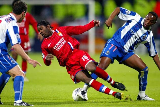 Benedict McCarthy (re., FC Porto) bringt Pegguy Luyindula (Lyon) zu Fall Fußball EC 1 Herren Champions League 2003 2004, Olympique Lyonnais - FC Porto 2:2, OL, Viertelfinale, Vdig Gruppe Lyon Dynamik, Kampf,  