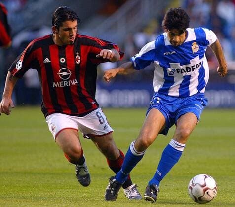 Ivan Gennaro Gattuso (li., Milan) gegen Juan Carlos Valeron (La Coruna) Fußball EC 1 Herren Champions League 2003 2004, Viertelfinale, Deportivo La Coruna - AC Mailand 4:0 Gruppe La Coruna Dynamik,  